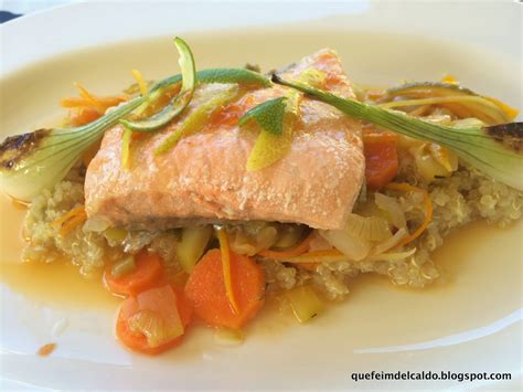 Plato terminado de salmón confitado con escabeche de cítricos, quinoa y reducción de zumo.