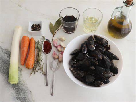 Bol de mejillones de roca en escabeche de cítricos con cebollino y brotes.