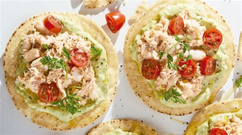 Dip de atún con mayonesa servido con tostadas