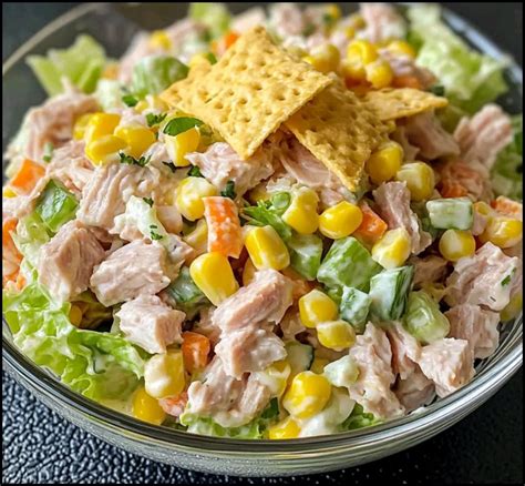 Ensalada de atún con mayonesa y media crema, acompañada de galletas