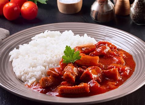 Plato de jibia en salsa con arroz blanco