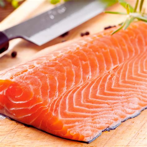 Salmón fresco con piel en una tabla de cocina