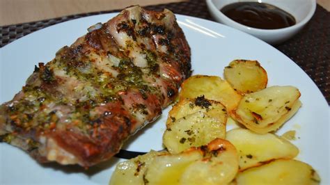Plato de carne de cerdo con papas y chile