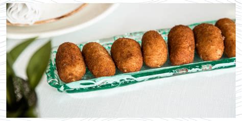 Croquetas recién hechas en un plato