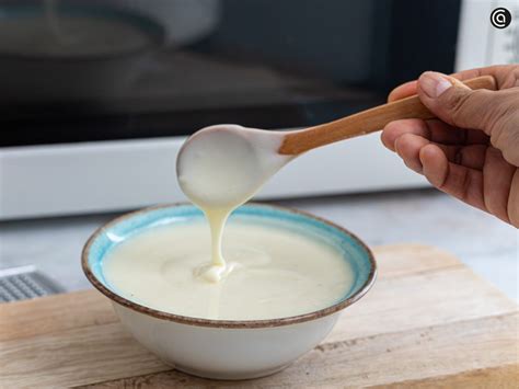 Textura cremosa de la bechamel en una cuchara