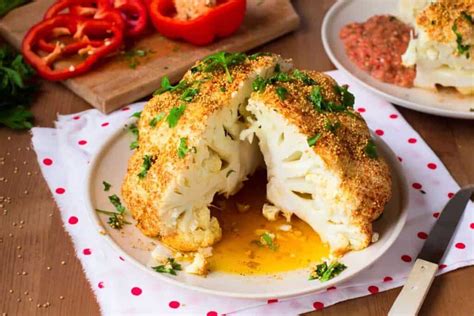 Coliflor entera asándose al horno con panceta