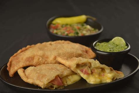 Empanadas de macha a la crema en un plato con salsa