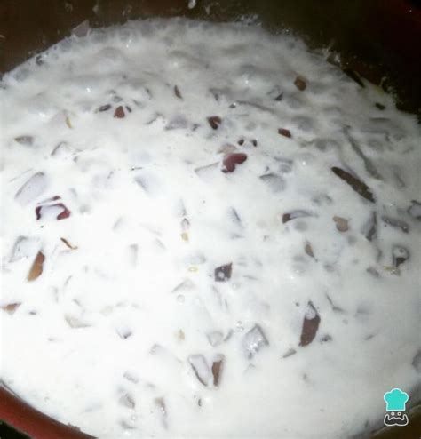Relleno de machas a la crema en una sartén