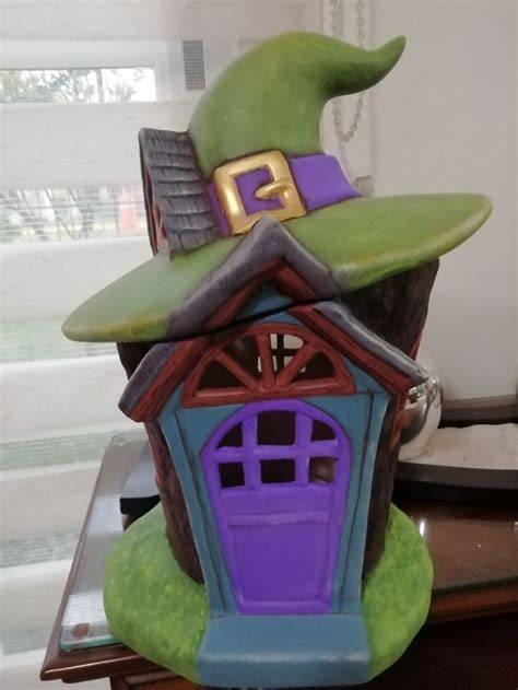 Casita de bruja con boniato como figura principal