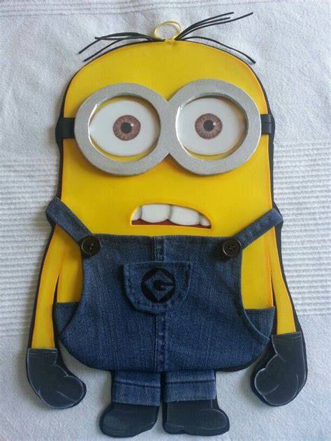Minion hecho con un boniato grande y accesorios de foami