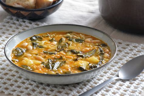 Arroz caldoso con acelgas hirviendo en una olla