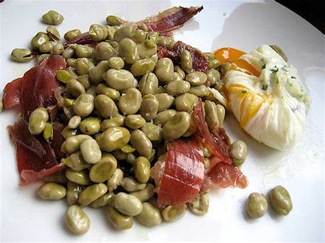 Habitas con jamón ibérico emplatadas