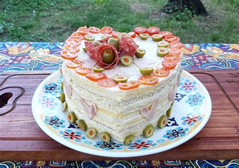 Tarta salada de cumpleaños decorada
