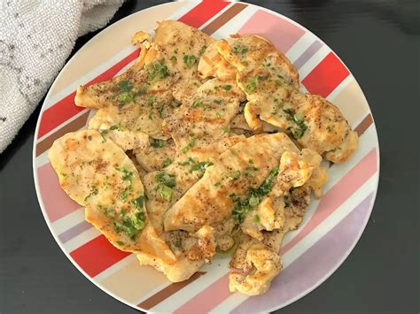 Pechugas de pollo al ajillo con perejil en un plato