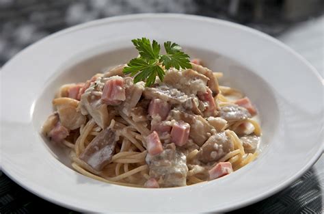 Espagueti con salsa cremosa y jamón