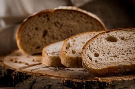 pan recién cortado en rebanadas finas sobre una tabla de madera