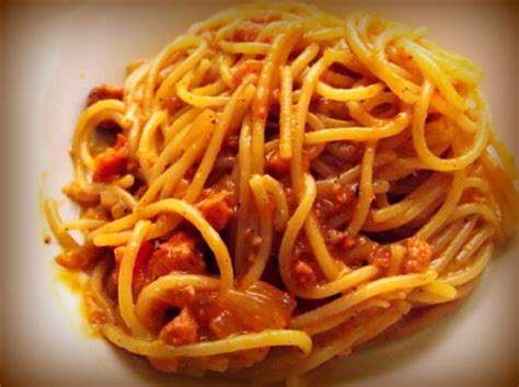 Ingredientes para espaguetis con tomate y chorizo