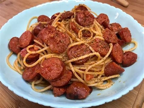 Espaguetis con tomate y chorizo terminados