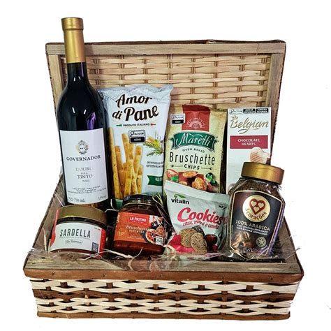 Cesta de productos gourmet españoles, incluyendo legumbres