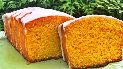 Ilustración de un budín de zanahoria recién horneado