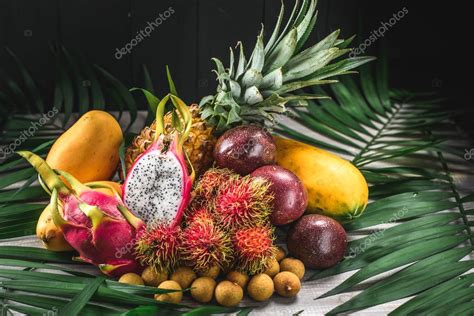 Frutas tropicales exóticas en un bol