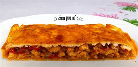 Empanada de pollo con hojaldre recién horneada
