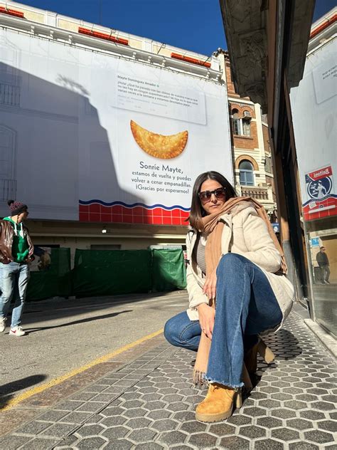 Mayte Domínguez posando junto a la lona de Buitoni en Sevilla