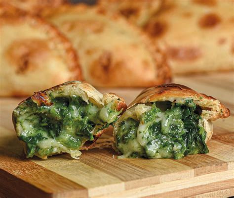 Empanada de espinacas y queso recién horneada