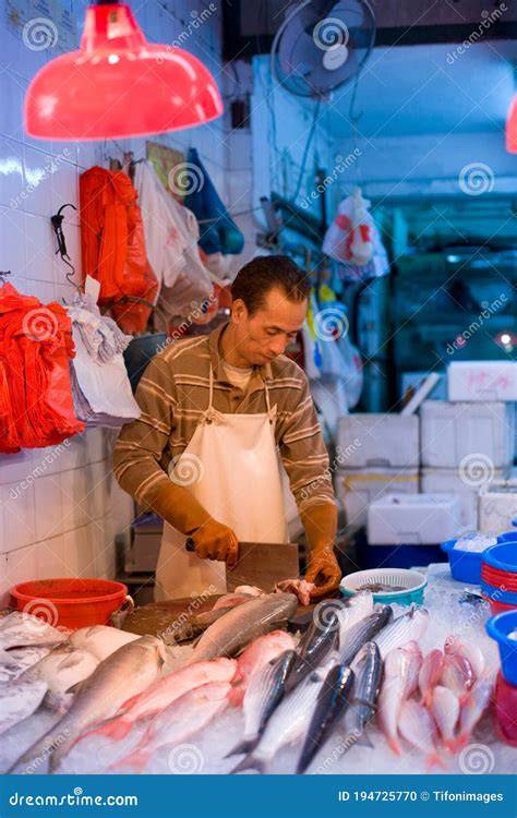 Pescadilla fresca en una pescadería