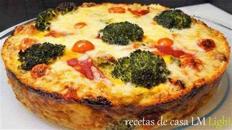 Pastel salado con capas de brócoli, queso y jamón