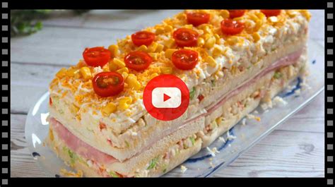 Pastel frío de pollo y brócoli con decoración de veganesa