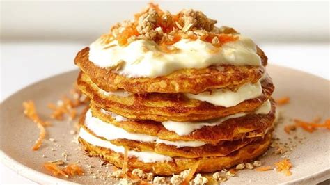 Pancakes de zanahoria recién hechos en un plato