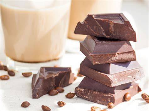 Ingredientes y aditivos comunes en el chocolate con leche y su impacto calórico