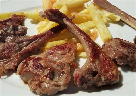 Cordero con patatas fritas