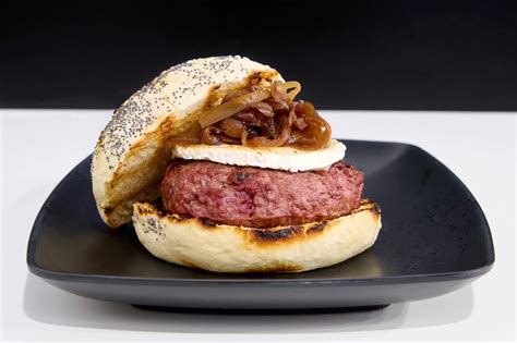 Hamburguesa de ternera de 500 gramos en un plato