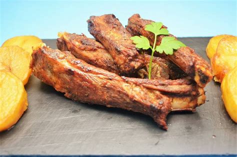 plato de costillas de cerdo fritas doradas y crujientes