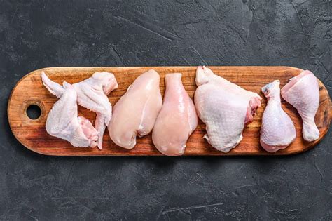 Diversas tonalidades de carne de ave cocida y cruda