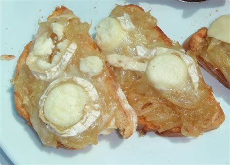Tostas gourmet con queso de cabra y cebolla caramelizada sobre pan rústico