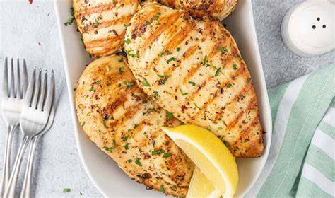 Pechugas de pollo a la plancha con rodajas de limón
