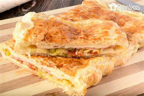 Empanada de hojaldre de verduras con corte