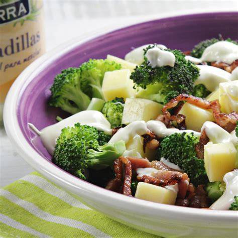 Ensalada de brócoli con mayonesa y bacon