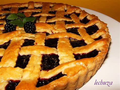 Tarta de moras con enrejado de hojaldre