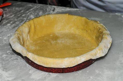 Masa de hojaldre pinchada en un molde
