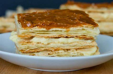 Milhojas de hojaldre con carne de mora montada
