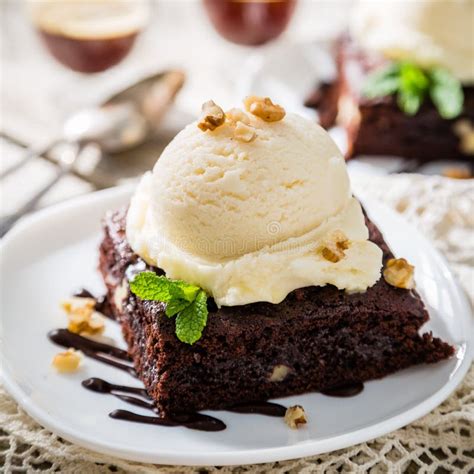 Brownie de chocolate con nueces y helado