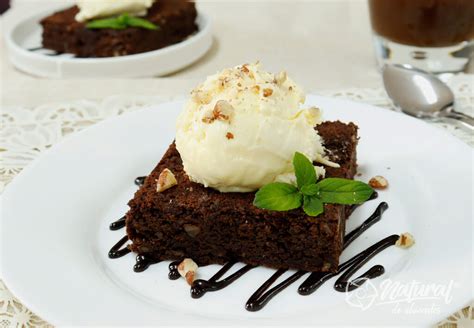 Brownie recién cortado con helado de vainilla