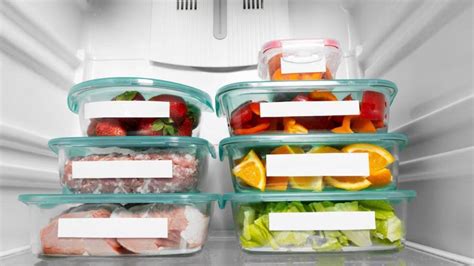 Congelador con alimentos etiquetados