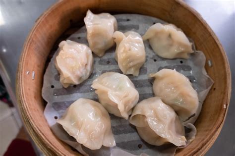 Jiaozi cocidos al vapor en una cesta de bambú