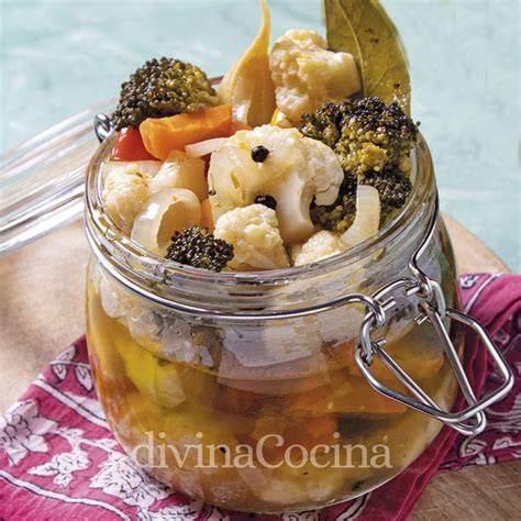 Variedad de verduras frescas para el escabeche
