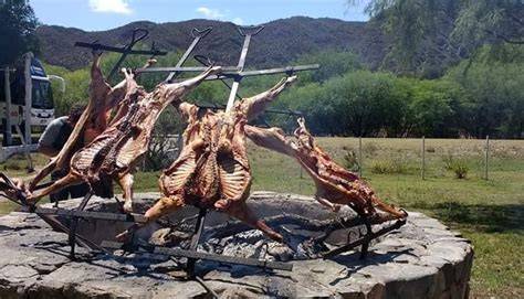 Chivito serrano recién salido del horno de barro